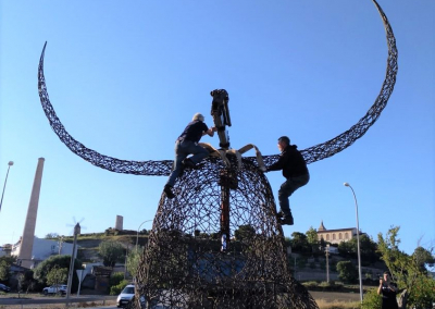 "Imponente escultura de hierro del Cap de Dimoni en la entrada de Santa Margalida, Mallorca." "Monumental obra del Cap de Dimoni, emblema de la tradición y la artesanía de Santa Margalida." "La Escultura del Cap de Dimoni en Santa Margalida, un punto de encuentro cultural en Mallorca." "Vista de la escultura del Cap de Dimoni en Santa Margalida, reflejo de las fiestas de la Beata." "El Cap de Dimoni de Santa Margalida, un hito artístico forjado en hierro en el corazón de Mallorca."