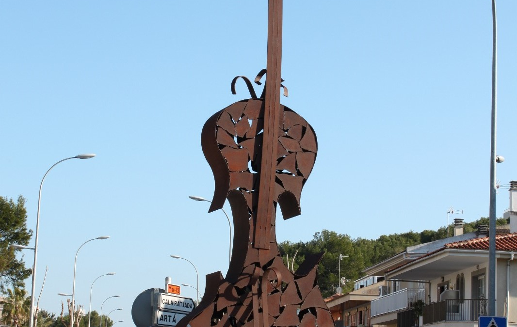 El Gran Violí. Escultura de un violín de hierro por el artista Crespí Alemany