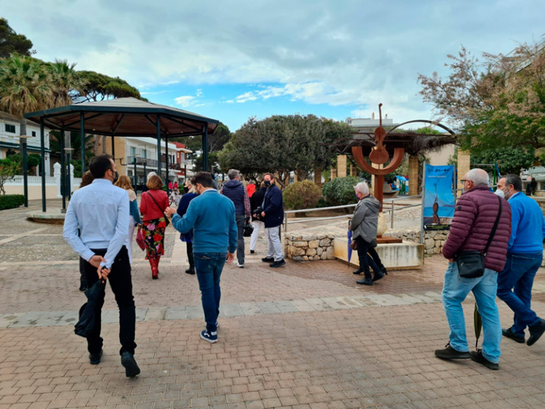 Cala Rajada inaugura la doble exposición de escultura y pintura del artista Guillem Crespí Alemany