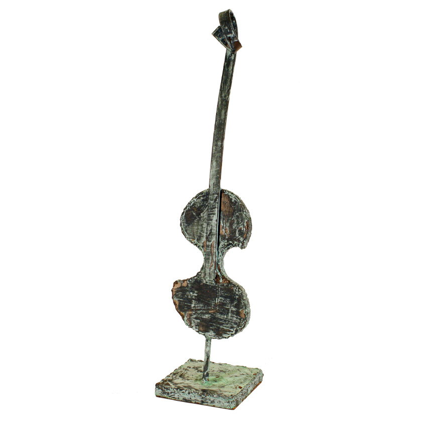 Escultura de un violín de hierro con pátina de bronze. Armonía figurativa.