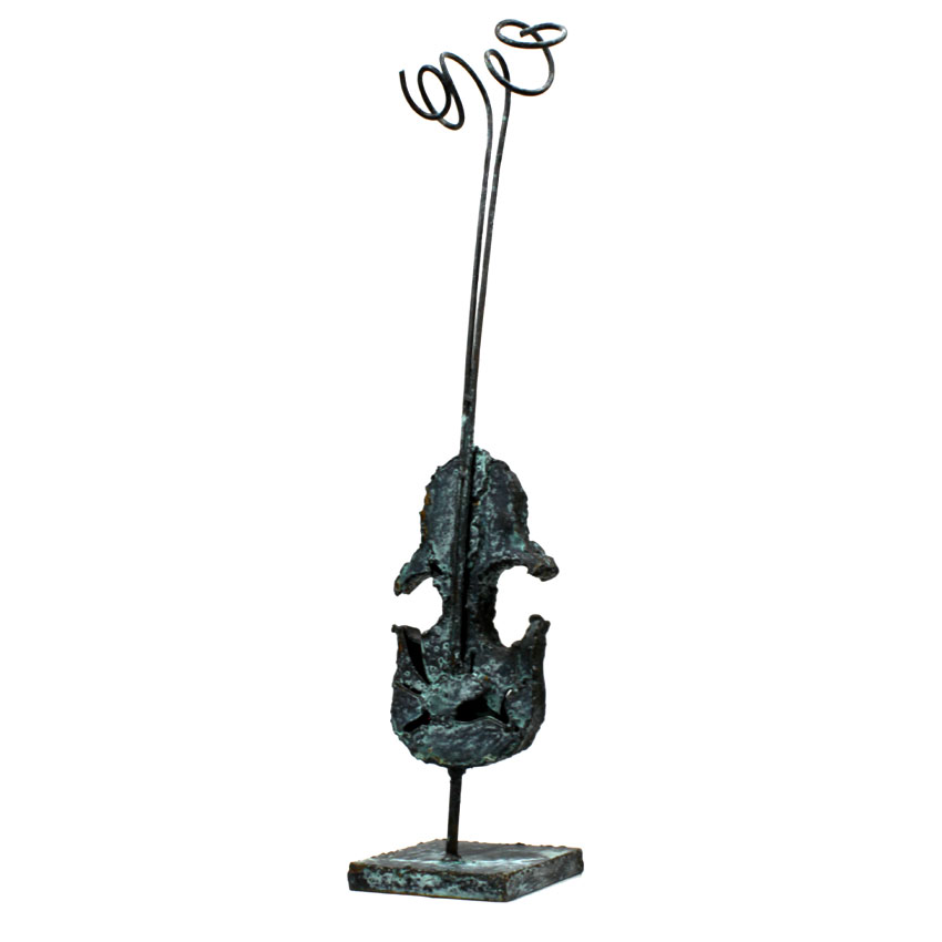 Escultura de un violín de hierro con pátina de bronze. Armonía figurativa.