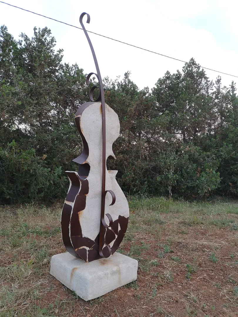 Violín - Escultura de hierro, acero corten y cemento perteneciente al movimiento artístico armonía figurativa.