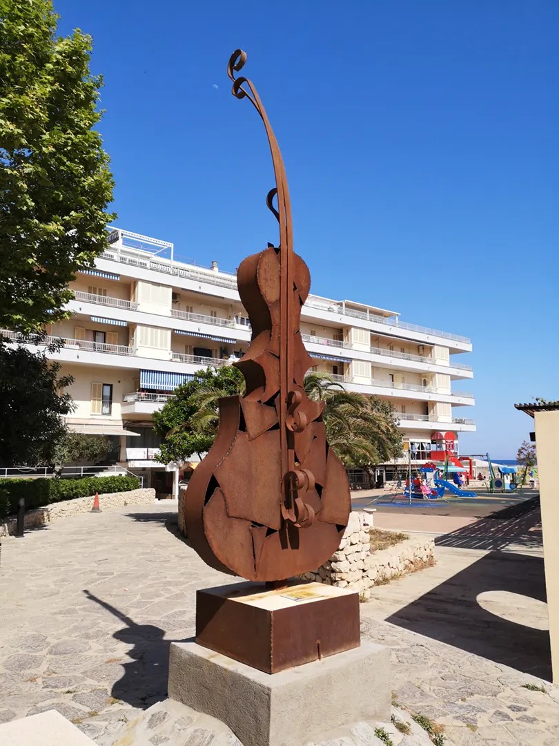 Violín - Escultura de hierro y acero corten perteneciente al movimiento artístico armonía figurativa, situada en el paseo marítimo de Cala Rajada, Mallorca