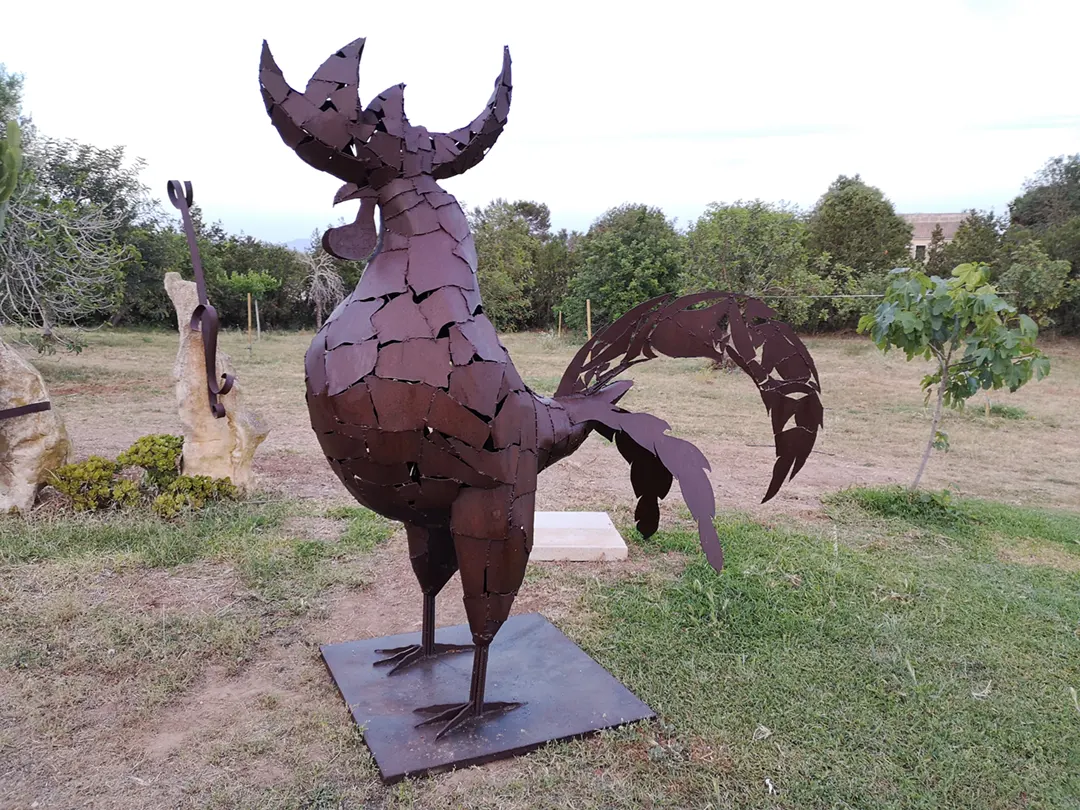 Gallo. Escultura de hierro y acero corten perteneciente al movimiento artístico armonía figurativa.