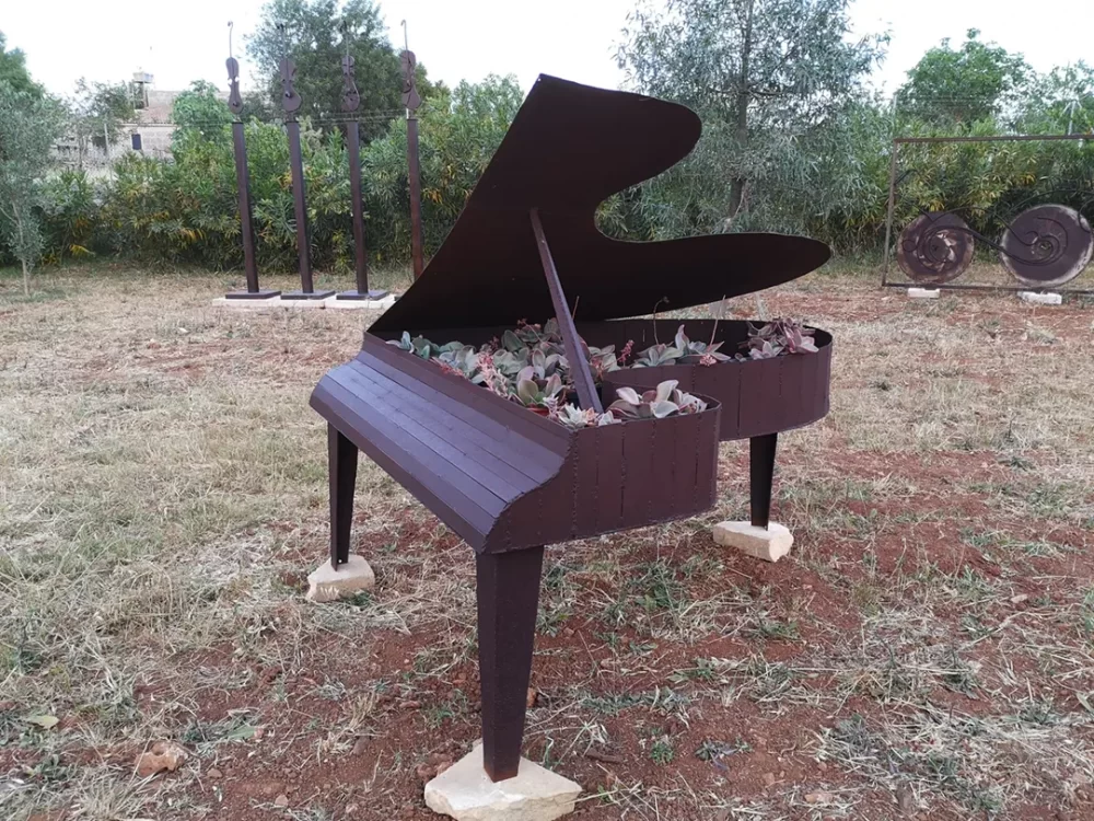 Piano - Escultura de hierro y acero corten perteneciente al movimiento artístico armonía figurativa.