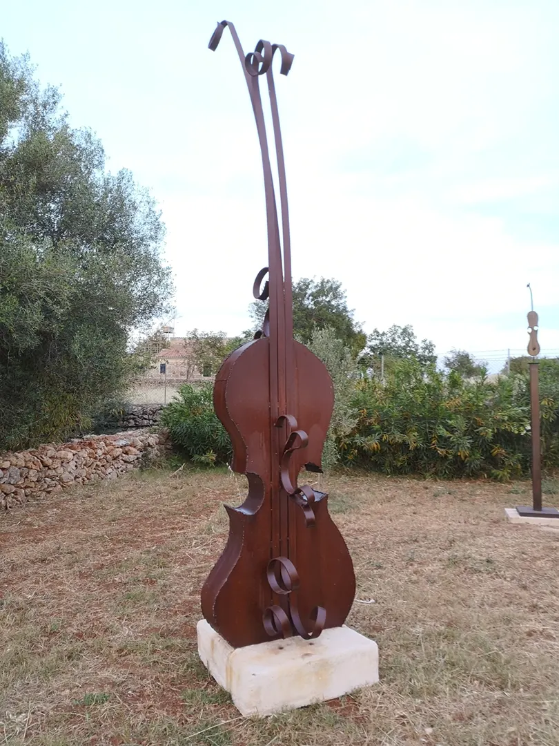 Violín - Escultura de hierro y acero corten perteneciente al movimiento artístico armonía figurativa