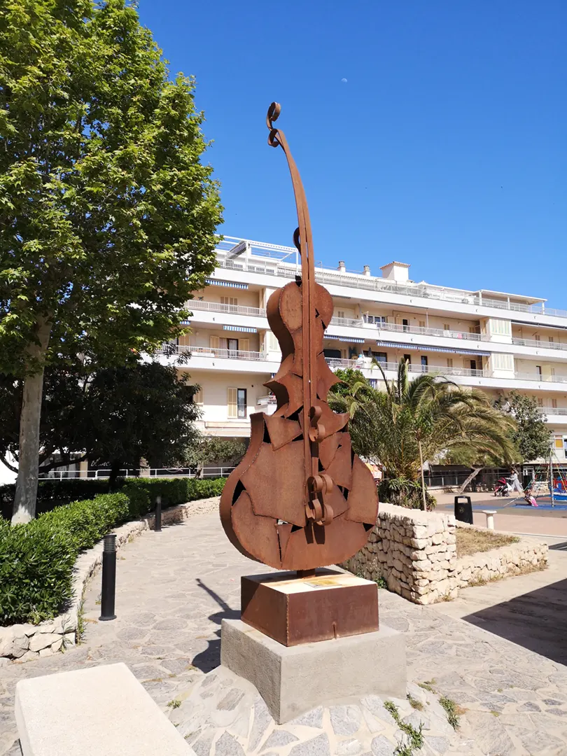Violín - Escultura de hierro y acero corten perteneciente al movimiento artístico armonía figurativa, situada en el paseo marítimo de Cala Rajada, Mallorca