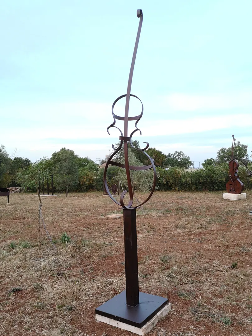 Violín - Escultura de hierro y acero corten perteneciente al movimiento artístico armonía figurativa