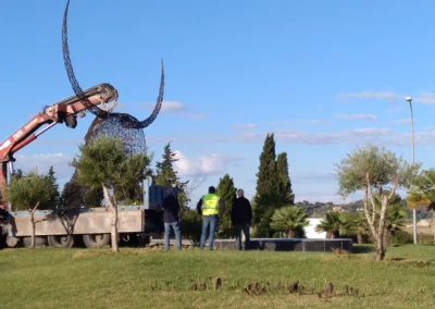 "Imponente escultura de hierro del Cap de Dimoni en la entrada de Santa Margalida, Mallorca." "Monumental obra del Cap de Dimoni, emblema de la tradición y la artesanía de Santa Margalida." "La Escultura del Cap de Dimoni en Santa Margalida, un punto de encuentro cultural en Mallorca." "Vista de la escultura del Cap de Dimoni en Santa Margalida, reflejo de las fiestas de la Beata." "El Cap de Dimoni de Santa Margalida, un hito artístico forjado en hierro en el corazón de Mallorca."