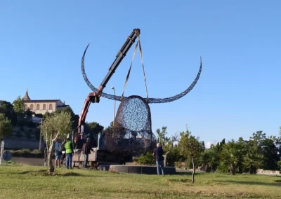 "Imponente escultura de hierro del Cap de Dimoni en la entrada de Santa Margalida, Mallorca." "Monumental obra del Cap de Dimoni, emblema de la tradición y la artesanía de Santa Margalida." "La Escultura del Cap de Dimoni en Santa Margalida, un punto de encuentro cultural en Mallorca." "Vista de la escultura del Cap de Dimoni en Santa Margalida, reflejo de las fiestas de la Beata." "El Cap de Dimoni de Santa Margalida, un hito artístico forjado en hierro en el corazón de Mallorca."