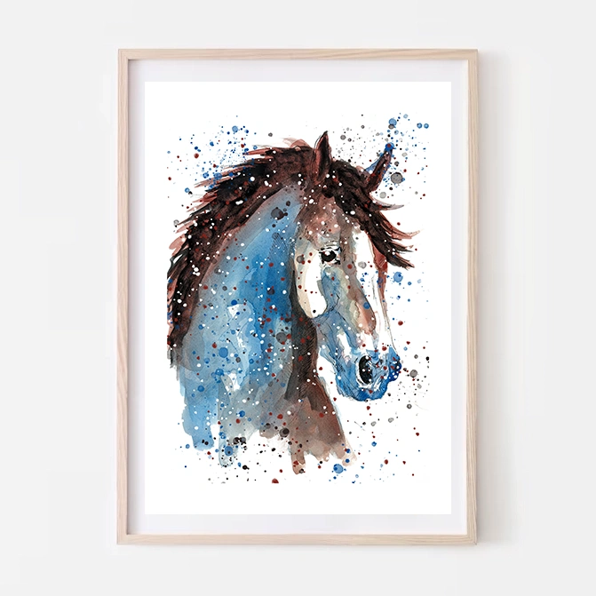 Acuarela de un caballo en tonos de azul y rojo con efectos de salpicaduras en un fondo blanco.