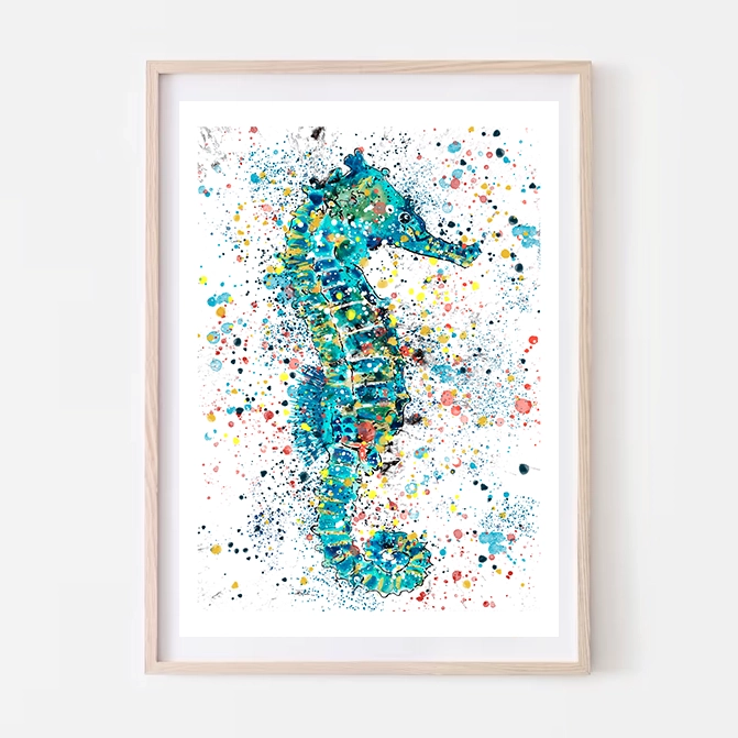 Colorida ilustración de un caballito de mar en tonos de azul y verde con salpicaduras de pintura multicolor creando un fondo abstracto y festivo.