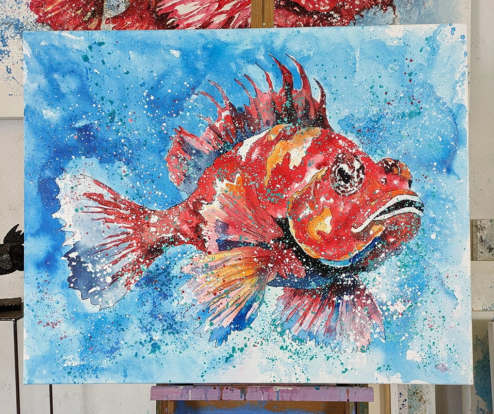 Dibujo de un cabracho de colores rojizos sobre fondo azul. Armonía figurativa