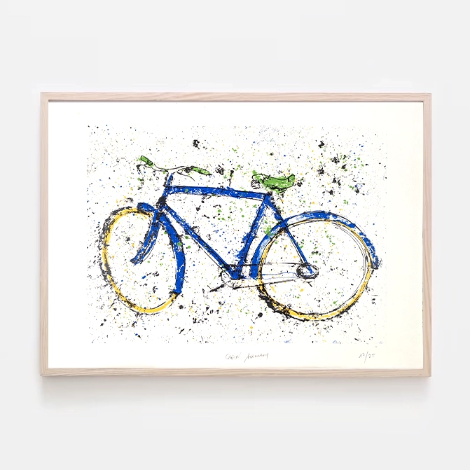 Serigrafía de una bicicleta azul con toques de amarillo en las ruedas y detalles verdes, sobre un fondo blanco con manchas de pintura multicolor.