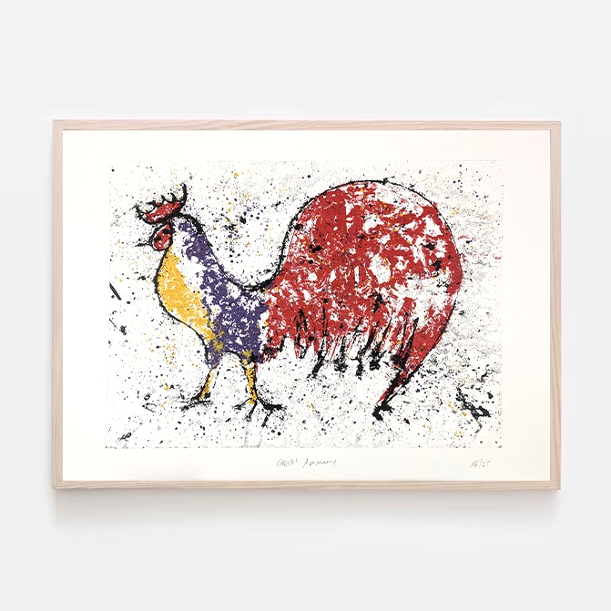 Serigrafía de un gallo con una vistosa paleta de colores, con el cuerpo en tonos de lila y amarillo y una llamativa cola roja, sobre un fondo blanco salpicado de tinta multicolor.