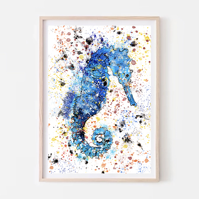 Colorida ilustración de un caballito de mar en tonos de azules con salpicaduras de pintura multicolor creando un fondo abstracto y festivo.
