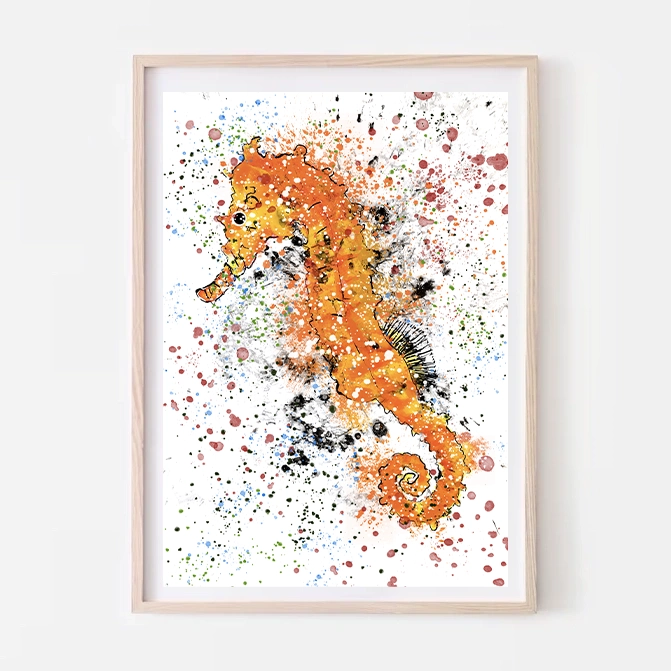 Colorida ilustración de un caballito de mar en tonos de amarillos y naranjas con salpicaduras de pintura multicolor creando un fondo abstracto y festivo.