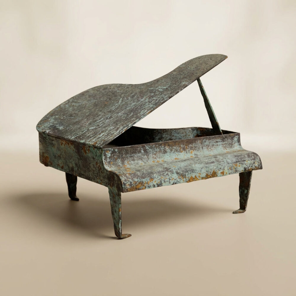 escultura piano hierro patinado