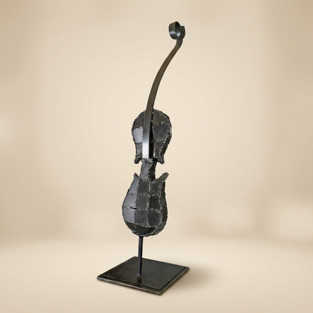 Escultura de violín con pátina de grafito