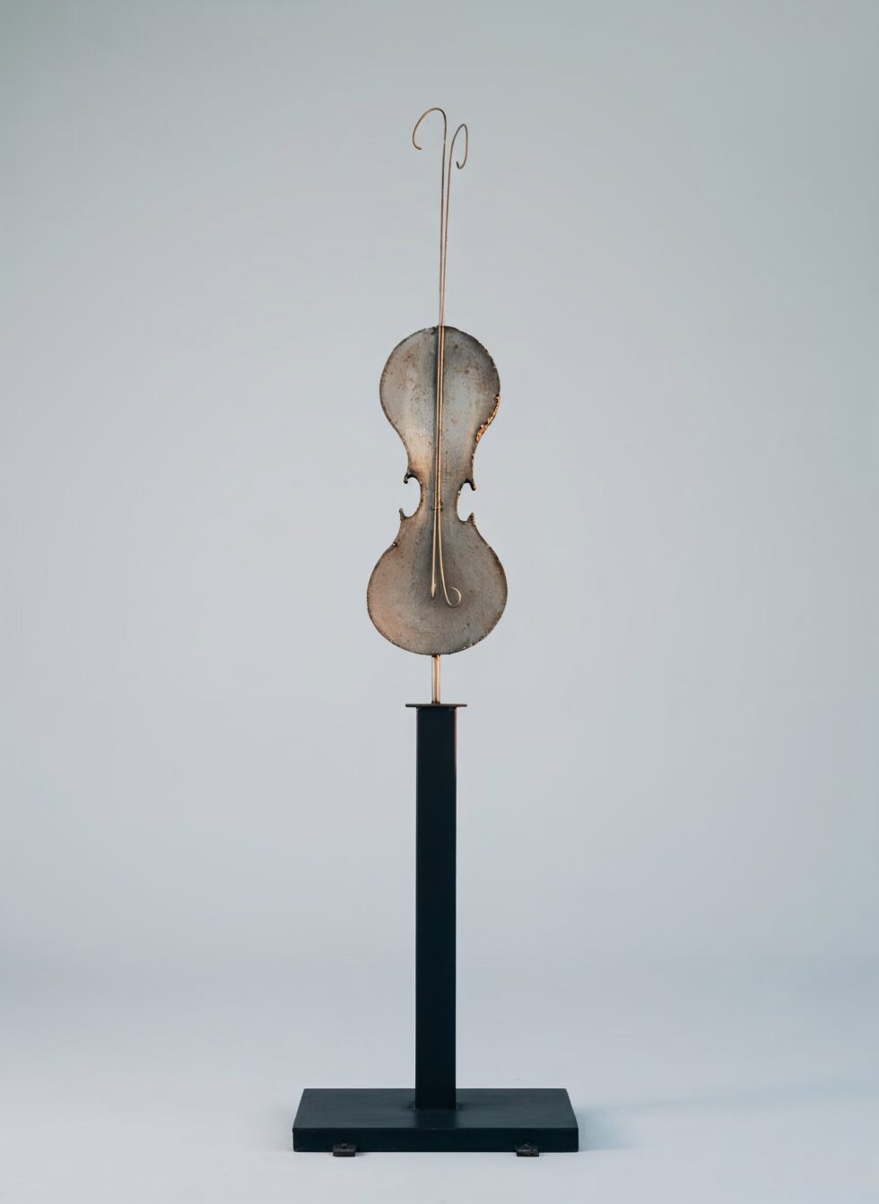 Escultura de gran formato Línea suspendida en hierro y acero inoxidable, composición vertical inspirada en la forma del violín, con equilibrio entre lleno y vacío sobre base metálica.