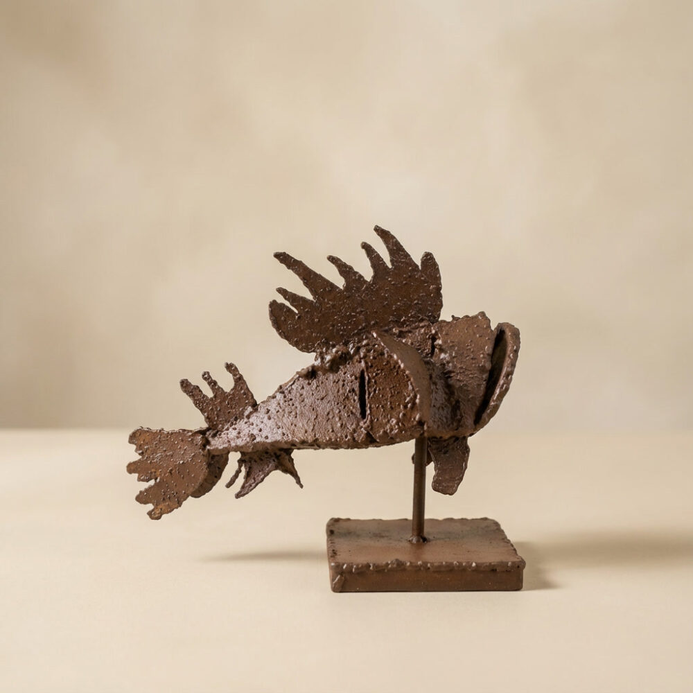 Escultura de pez cap-roig en hierro con textura, obra figurativa original