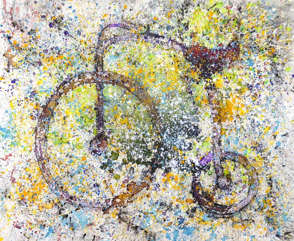 Bicicleta estilizada con colores amarillo, azul y lila en tela.