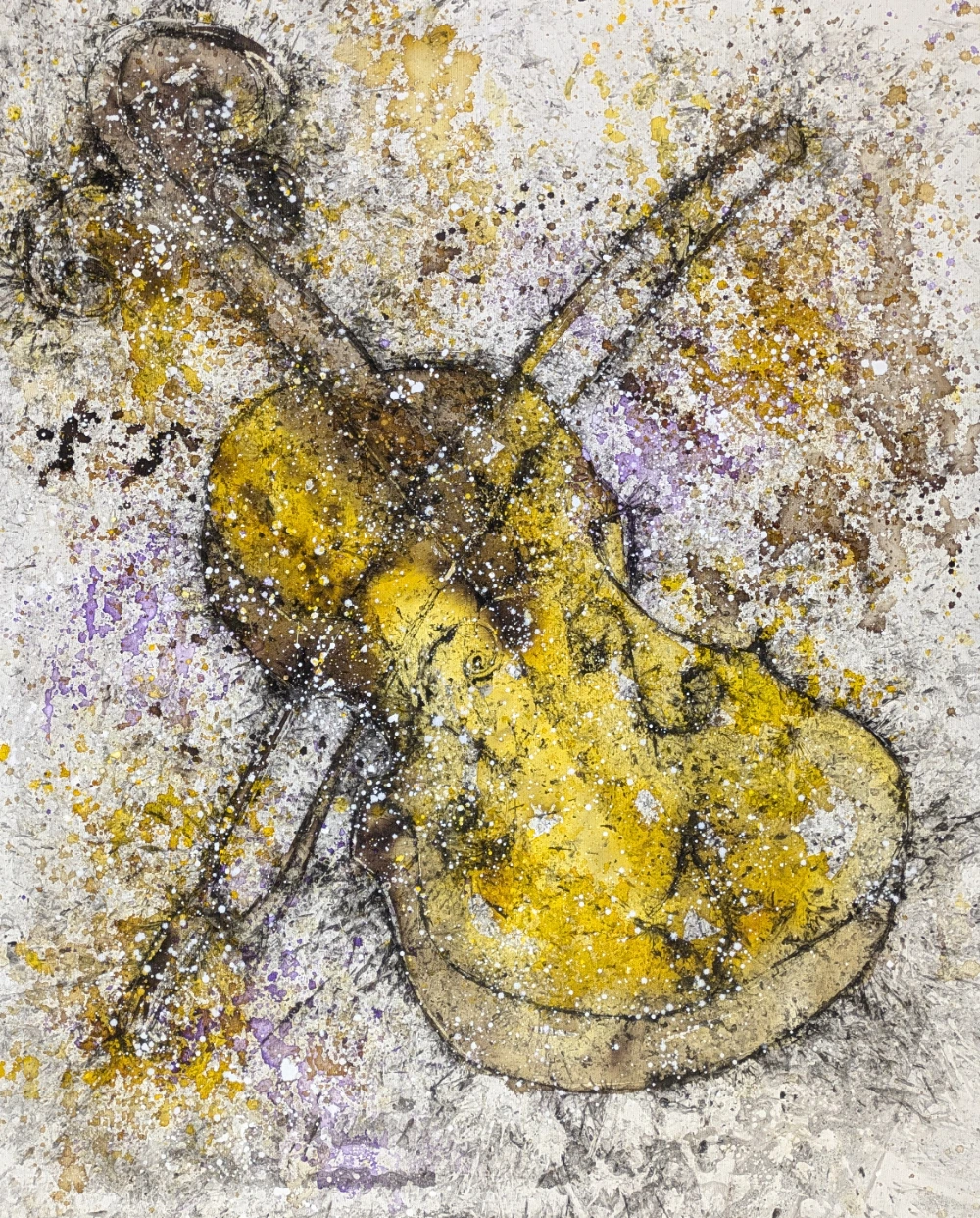 Violín en diagonal con fondo salpicado de colores.