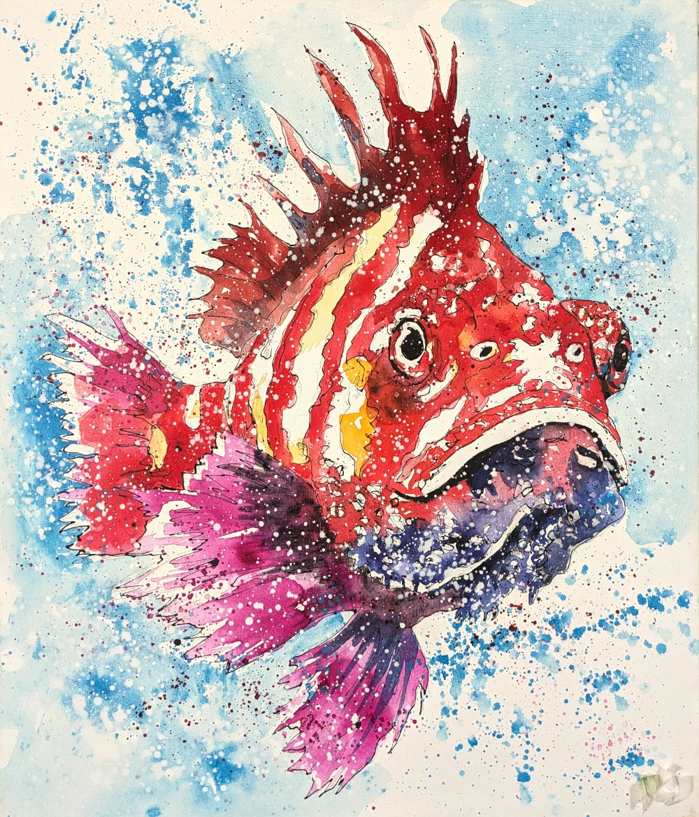 Pez rojo con aletas rosadas y fondo azul salpicado en técnica mixta.