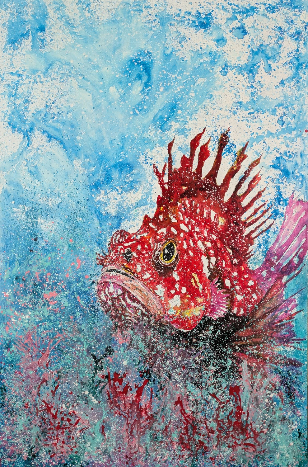 Pintura de pez rojo y blanco en fondo azul marino.