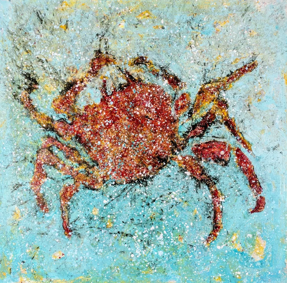 Pintura de un cangrejo rojo sobre fondo azul con salpicaduras blancas.