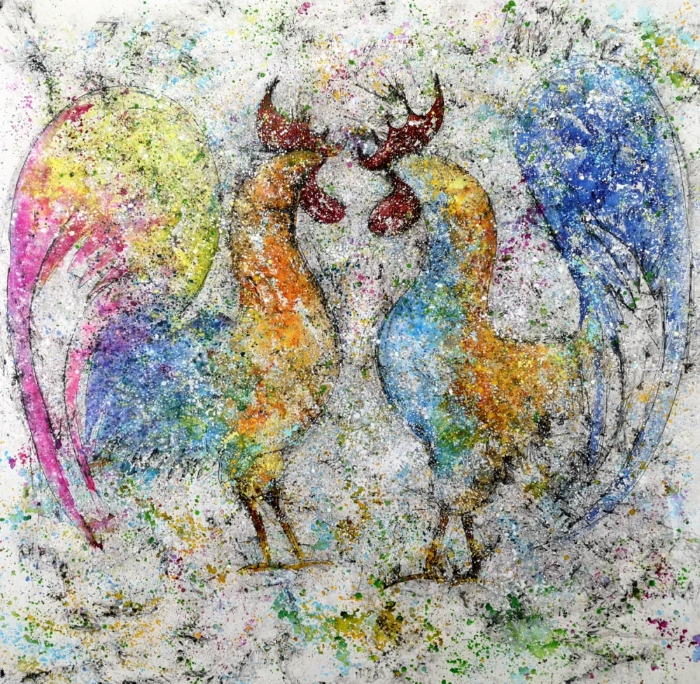 Dos gallos en colores brillantes enfrentados sobre fondo blanco.