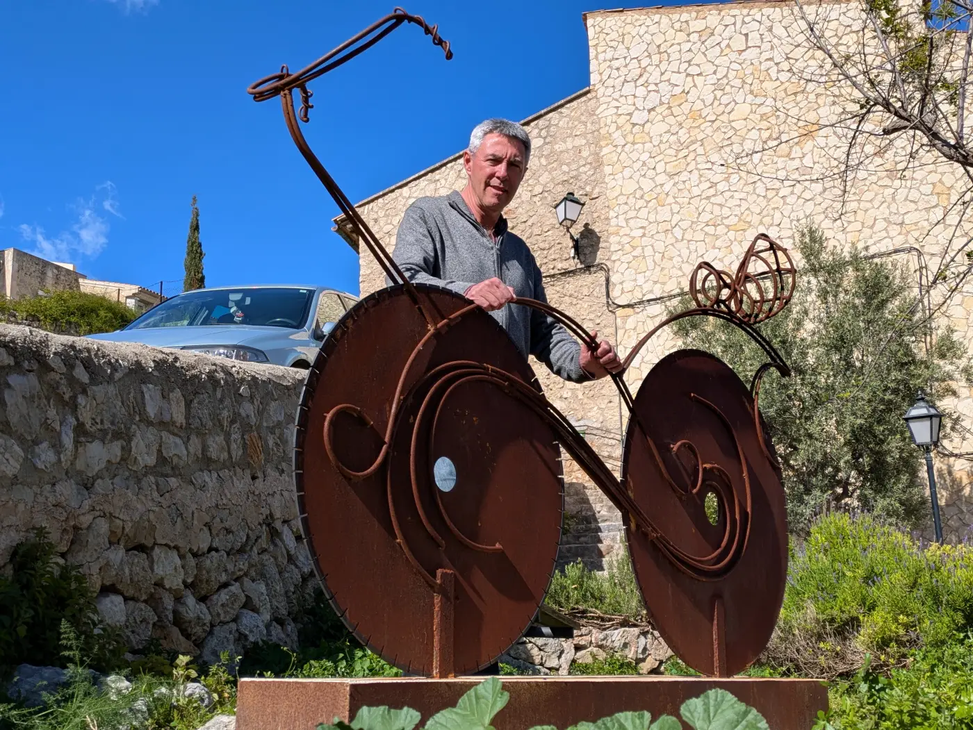 Guillem Àngel Crespí Alemany amb l’escultura pública Rodes de Memòria a Selva