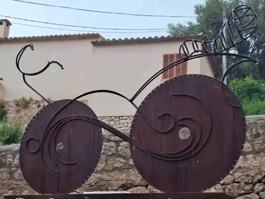 Rodes de memòria, escultura pública a Selva