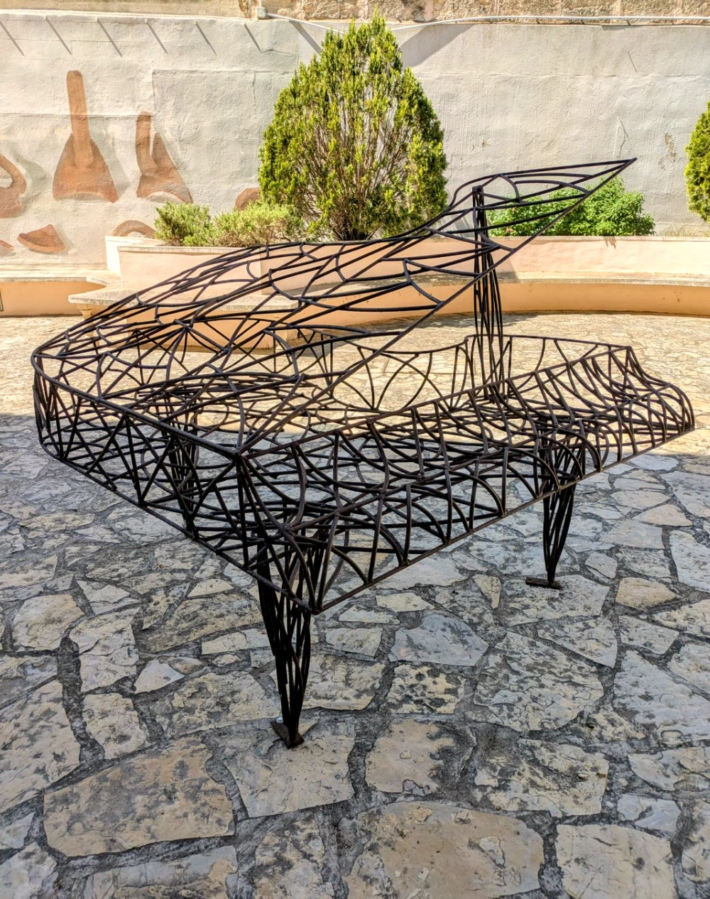 Escultura original de un piano realizada con varillas de hierro por Crespí Alemany